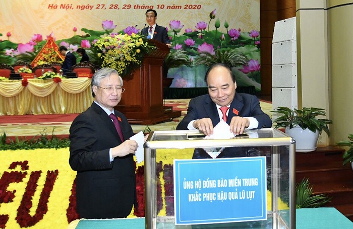 Thủ tướng Nguyễn Xuân Phúc và Thường trực Ban Bí thư Trần Quốc Vượng tham dự Đại hội và quyên góp ủng hộ đồng bào miền Trung khắc phục hậu quả lũ lụt (Ảnh: VGP)